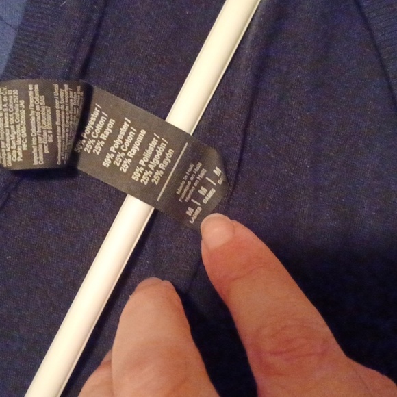 💙🌺Women's Black Vneck Graphic Tee - Picture 8 of 10